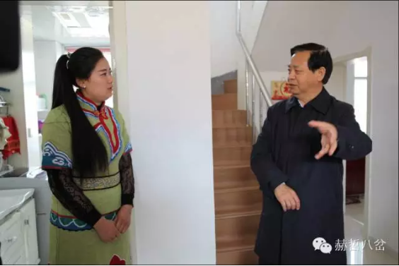 平易近人的王書(shū)記詢(xún)問(wèn)赫哲族傳統(tǒng)文化掌握和傳承情況